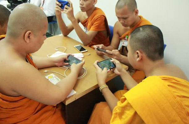 与时俱进!泰国4名和尚参加电竞比赛获冠军引热议