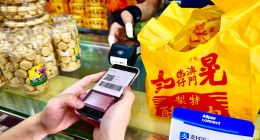 韩国游客在中国澳门用上移动支付 支付宝助力外国游客体验中国