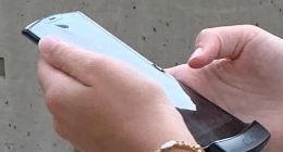 摩托罗拉RAZR可折叠手机真机曝光：“刀锋”设计依旧