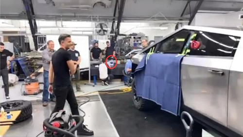 特斯拉皮卡砸车窗测试_500