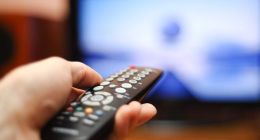 手机大厂“扎堆”客厅，智能电视入口价值被高估了吗？