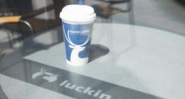 报道称瑞幸向董事长关联公司出售代金券以虚增销售