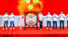 网易二次香港上市：丁磊再送有道词典笔 有道老师站上敲钟台