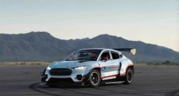 V12发动机也自叹不如！福特野马电动原型车曝光：7电机1400马力