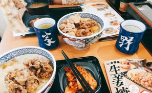 越过了无数餐饮“山丘”，吉野家们却早已无人等候
