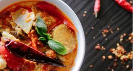 被流量架上高地的明星火锅店，或将毁于流量