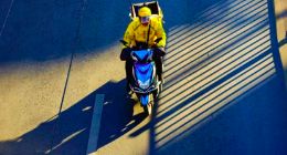 骑手困在系统里，网友困在回应里，而王兴正在刷饭否