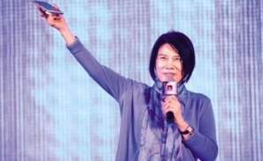 在格力手机一役上，董明珠终于从吹牛走向务实