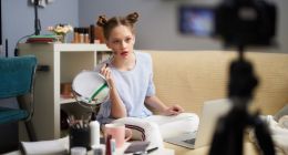 国货美妆借IPO、直播破局