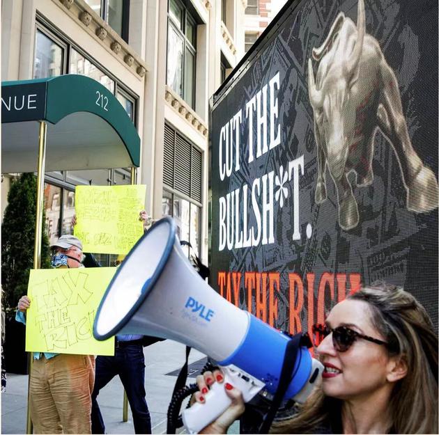 图：抗议者在贝索斯的纽约住宅前示威