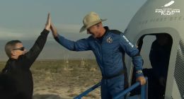 首次太空之旅试航成功 全球首富贝索斯得偿所愿？