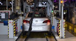 芯片短缺、新冠疫情——全球车企今年挥之不去的“两大梦魇”