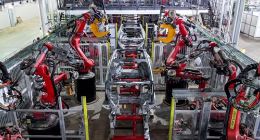 特斯拉得克萨斯州超级工厂内已堆放有大量Model Y车身压铸部件