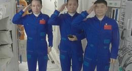 3名航天员离开空间站前敬礼致谢：离地90天圆满完成任务