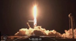 SpaceX首次商业旅行发射升空 将四名平民送入太空