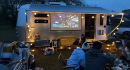 这届年轻人，出行都住野外了