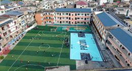 得物App向井冈山新城镇中心小学捐赠爱心篮球场 目前已正式启用