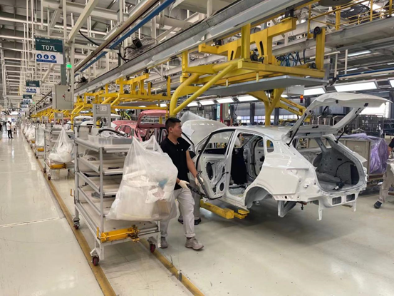 （哪吒汽车桐乡生态智慧工厂 新浪科技摄）