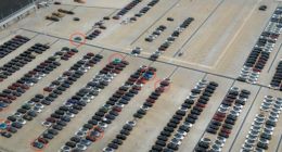 斯拉上海超级工厂航拍，出现多彩配色汽车