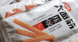 “辣条一哥”卫龙上市在即 消费者称“价格虚高”经销商却苦不堪言？