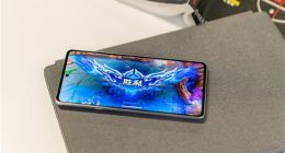 摩托罗拉edge X30真机照公布：居中开孔直屏 搭载5000mAh+68W快充