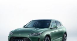 华为余承东发布首款鸿蒙汽车AITO问界M5 全国首销日预定365台