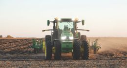 美国迪尔公司推出“无人驾驶拖拉机” 将于今年秋季量产