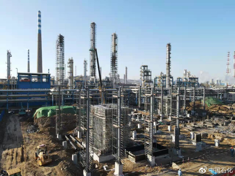 工厂建设工地实拍，旁边是炼油厂i