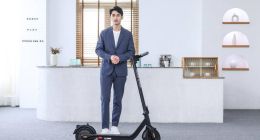 骑着滑板车开发布会 2299元荣耀亲选电动滑板车正式发布