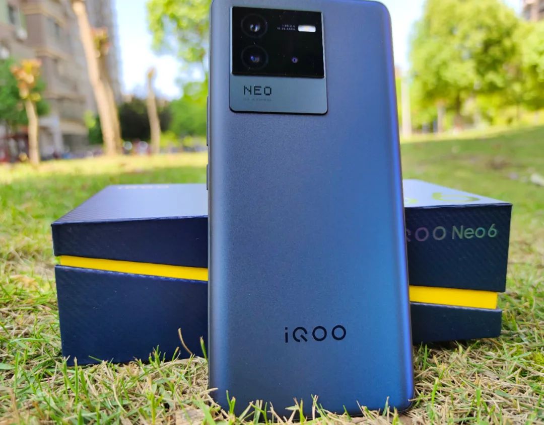 高颜值的“双芯”电竞手机，iQOO Neo6为什么说很有看头？