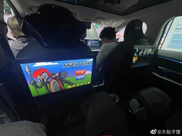 疑似新款小鹏P7曝光：多块大屏、后排乘客可玩游戏了