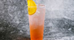 来伊份与元气森林：零食与气泡水的“吃喝战争”