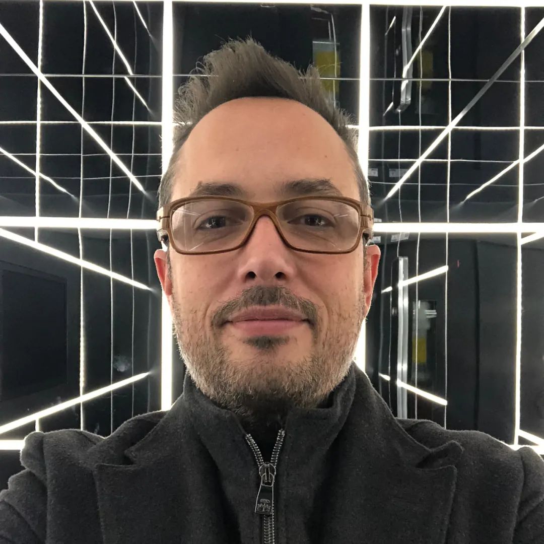 Pornhub母公司的创始人，靠免费颠覆了成人行业