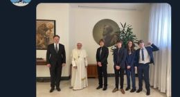 掉线9天后 马斯克打破沉默：发推晒与罗马教皇方济各合影