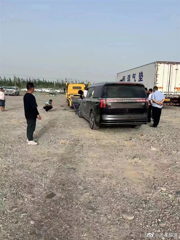 极氪全新MPV实车首曝：命名为009