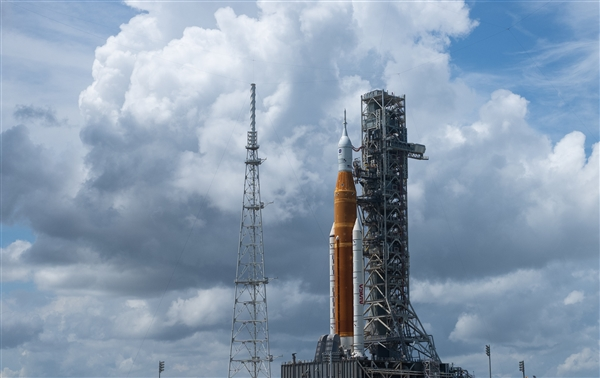 美国又失败了!受飓风影响:NASA撤回阿尔忒弥斯1号登月火箭