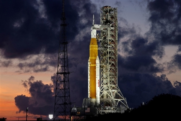 美国又失败了!受飓风影响:NASA撤回阿尔忒弥斯1号登月火箭
