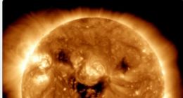 NASA捕捉到“太阳的微笑” 专家警告预示地磁暴将袭击地球