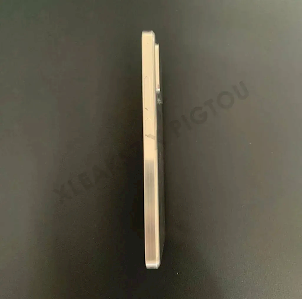 骁龙8 Gen2小屏旗舰来了!小米13真机机模曝光:确认直边造型