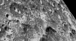 NASA“猎户座”飞船发回月球特写照片，表面布满陨石坑