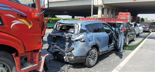 岚图FREE被大货车追尾连撞五车 车主：人没事、再买一台！