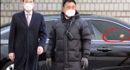 大写的尴尬！三星掌门人李在镕在外被扔鸡蛋 一脸惊恐险被砸中