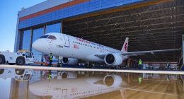 全球首架国产C919飞机今日正式交付东方航空