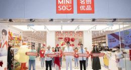 名创优品全国首家旗舰店落子成都春熙路，陈飞宇、张子枫携手出席