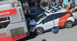 通用自动驾驶汽车撞上公交车 300辆无人出租车被召回