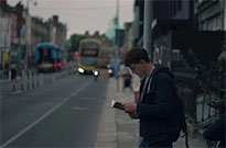 火爆小红书和TikTok 书成了一种流行时尚挂件