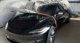 改款特斯拉Model 3实车现身：圆形方向盘、依旧没有仪表