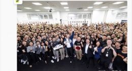 马斯克深夜到访特斯拉上海超级工厂 新款Model 3或将量产