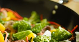 预制菜进击万亿市场，谁能更快上桌“吃菜”？