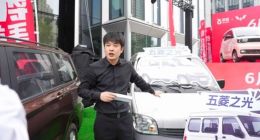 辛巴携手五菱汽车直播卖车 单场直播成交超5000台